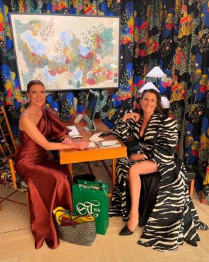 Jill Johnson Instagram - Ljuvliga Jenny och jag gick hand i hand till Camilla Läckbergs otroligt generösa och härliga femtioårsfest, dag ett av två!! Camilla, Camilla, vilken kvinna du är och som vi vill fira dig! Tack för igår🙏🏼 och ikväll firar vi en annan av dina många underbara sidor! Can’t Wait!😂🥳🏆🔥
