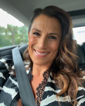 Jill Johnson Instagram - Ljuvliga Jenny och jag gick hand i hand till Camilla Läckbergs otroligt generösa och härliga femtioårsfest, dag ett av två!! Camilla, Camilla, vilken kvinna du är och som vi vill fira dig! Tack för igår🙏🏼 och ikväll firar vi en annan av dina många underbara sidor! Can’t Wait!😂🥳🏆🔥