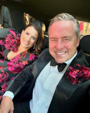 Jill Johnson Instagram - Tänk vad vi får vara med om!
I går var vi inbjudna till 
”The Perfect World Foundation Award”, som årligen tilldelar en profil som använt sin röst på ett betydande vis för att skydda världens vilda djur och natur, det prestigefyllda ”Djur -och naturpriset ! I närvaro av Duchess of York, tilldelades priset The One & Only, Ellie Goulding! 

Jag var en del av underhållningen och i gott sällskap av Peter Jöback, Charlotte Perrelli, Martin Stenmark, Karin Funk, Tusse, ”Larger Than Life”, ”Tapas 7” och ”The Wulfson quartet”! Stämningen i salen var något alldeles extra igår kväll, och samtliga framträdanden tog bokstavligen andan ur oss!

Duchess of York, Ellie Goulding, 
”The Perfect World Foundation” We offer our warmest gratitude for an unforgettable evening.

Mattias och jag blev förärade Lars Wallin-sviten på Radisson Blu, så otroligt vackert inredd, så lyxig, mysig, elegant och extra allt! Tack all underbar personal som pysslat med oss, ni är så fina♥️!

Tack till ljuvliga Hagabadet på drottningtorget för morgonens överraskning💕🙏🏼. Vi känner oss som nya✨🙌🏻!

Klänningen @larswallindesigner ✨💃🏽
Smink 💄 @nilsmua 
Projektledare @pimhjelmstierna @freebirdentertainmentab 
The Man @mikaelgordonsolfors