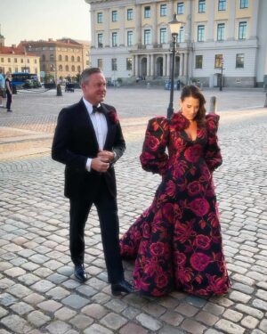 Jill Johnson Instagram - Tänk vad vi får vara med om!
I går var vi inbjudna till 
”The Perfect World Foundation Award”, som årligen tilldelar en profil som använt sin röst på ett betydande vis för att skydda världens vilda djur och natur, det prestigefyllda ”Djur -och naturpriset ! I närvaro av Duchess of York, tilldelades priset The One & Only, Ellie Goulding! 

Jag var en del av underhållningen och i gott sällskap av Peter Jöback, Charlotte Perrelli, Martin Stenmark, Karin Funk, Tusse, ”Larger Than Life”, ”Tapas 7” och ”The Wulfson quartet”! Stämningen i salen var något alldeles extra igår kväll, och samtliga framträdanden tog bokstavligen andan ur oss!

Duchess of York, Ellie Goulding, 
”The Perfect World Foundation” We offer our warmest gratitude for an unforgettable evening.

Mattias och jag blev förärade Lars Wallin-sviten på Radisson Blu, så otroligt vackert inredd, så lyxig, mysig, elegant och extra allt! Tack all underbar personal som pysslat med oss, ni är så fina♥️!

Tack till ljuvliga Hagabadet på drottningtorget för morgonens överraskning💕🙏🏼. Vi känner oss som nya✨🙌🏻!

Klänningen @larswallindesigner ✨💃🏽
Smink 💄 @nilsmua 
Projektledare @pimhjelmstierna @freebirdentertainmentab 
The Man @mikaelgordonsolfors