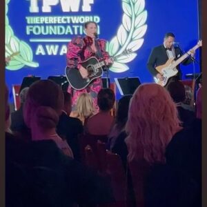 Jill Johnson Instagram - Tänk vad vi får vara med om!
I går var vi inbjudna till 
”The Perfect World Foundation Award”, som årligen tilldelar en profil som använt sin röst på ett betydande vis för att skydda världens vilda djur och natur, det prestigefyllda ”Djur -och naturpriset ! I närvaro av Duchess of York, tilldelades priset The One & Only, Ellie Goulding! 

Jag var en del av underhållningen och i gott sällskap av Peter Jöback, Charlotte Perrelli, Martin Stenmark, Karin Funk, Tusse, ”Larger Than Life”, ”Tapas 7” och ”The Wulfson quartet”! Stämningen i salen var något alldeles extra igår kväll, och samtliga framträdanden tog bokstavligen andan ur oss!

Duchess of York, Ellie Goulding, 
”The Perfect World Foundation” We offer our warmest gratitude for an unforgettable evening.

Mattias och jag blev förärade Lars Wallin-sviten på Radisson Blu, så otroligt vackert inredd, så lyxig, mysig, elegant och extra allt! Tack all underbar personal som pysslat med oss, ni är så fina♥️!

Tack till ljuvliga Hagabadet på drottningtorget för morgonens överraskning💕🙏🏼. Vi känner oss som nya✨🙌🏻!

Klänningen @larswallindesigner ✨💃🏽
Smink 💄 @nilsmua 
Projektledare @pimhjelmstierna @freebirdentertainmentab 
The Man @mikaelgordonsolfors