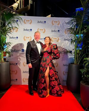 Jill Johnson Instagram - Tänk vad vi får vara med om!
I går var vi inbjudna till 
”The Perfect World Foundation Award”, som årligen tilldelar en profil som använt sin röst på ett betydande vis för att skydda världens vilda djur och natur, det prestigefyllda ”Djur -och naturpriset ! I närvaro av Duchess of York, tilldelades priset The One & Only, Ellie Goulding! 

Jag var en del av underhållningen och i gott sällskap av Peter Jöback, Charlotte Perrelli, Martin Stenmark, Karin Funk, Tusse, ”Larger Than Life”, ”Tapas 7” och ”The Wulfson quartet”! Stämningen i salen var något alldeles extra igår kväll, och samtliga framträdanden tog bokstavligen andan ur oss!

Duchess of York, Ellie Goulding, 
”The Perfect World Foundation” We offer our warmest gratitude for an unforgettable evening.

Mattias och jag blev förärade Lars Wallin-sviten på Radisson Blu, så otroligt vackert inredd, så lyxig, mysig, elegant och extra allt! Tack all underbar personal som pysslat med oss, ni är så fina♥️!

Tack till ljuvliga Hagabadet på drottningtorget för morgonens överraskning💕🙏🏼. Vi känner oss som nya✨🙌🏻!

Klänningen @larswallindesigner ✨💃🏽
Smink 💄 @nilsmua 
Projektledare @pimhjelmstierna @freebirdentertainmentab 
The Man @mikaelgordonsolfors