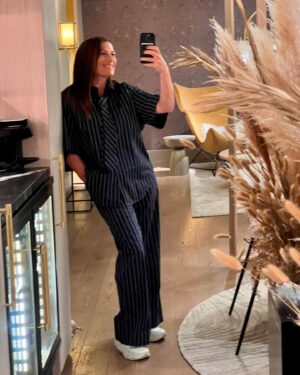 Jill Johnson Instagram - Tänk vad vi får vara med om!
I går var vi inbjudna till 
”The Perfect World Foundation Award”, som årligen tilldelar en profil som använt sin röst på ett betydande vis för att skydda världens vilda djur och natur, det prestigefyllda ”Djur -och naturpriset ! I närvaro av Duchess of York, tilldelades priset The One & Only, Ellie Goulding! 

Jag var en del av underhållningen och i gott sällskap av Peter Jöback, Charlotte Perrelli, Martin Stenmark, Karin Funk, Tusse, ”Larger Than Life”, ”Tapas 7” och ”The Wulfson quartet”! Stämningen i salen var något alldeles extra igår kväll, och samtliga framträdanden tog bokstavligen andan ur oss!

Duchess of York, Ellie Goulding, 
”The Perfect World Foundation” We offer our warmest gratitude for an unforgettable evening.

Mattias och jag blev förärade Lars Wallin-sviten på Radisson Blu, så otroligt vackert inredd, så lyxig, mysig, elegant och extra allt! Tack all underbar personal som pysslat med oss, ni är så fina♥️!

Tack till ljuvliga Hagabadet på drottningtorget för morgonens överraskning💕🙏🏼. Vi känner oss som nya✨🙌🏻!

Klänningen @larswallindesigner ✨💃🏽
Smink 💄 @nilsmua 
Projektledare @pimhjelmstierna @freebirdentertainmentab 
The Man @mikaelgordonsolfors