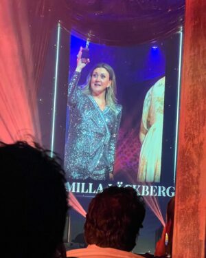 Jill Johnson Instagram - Ljuvliga Jenny och jag gick hand i hand till Camilla Läckbergs otroligt generösa och härliga femtioårsfest, dag ett av två!! Camilla, Camilla, vilken kvinna du är och som vi vill fira dig! Tack för igår🙏🏼 och ikväll firar vi en annan av dina många underbara sidor! Can’t Wait!😂🥳🏆🔥