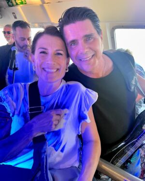 Jill Johnson Instagram - Ibland hjälper slumpen till, att berika livet. Spontant föreslog jag en tripp till Helsingborg och Helsingör för Mattias, som alltid är positiv till utflykter. Efter en drink i centrala Helsingborg gick vi ner mot färjorna och valde av en slump att ta Sundsbussarna, de mindre båtarna över sundet. På båten utlovades live musik och vi klev upp en våning för att lyssna. 
Döm om min glädje och förvåning när jag ser Chrille från mitt tonårsband 
Bam Bam  Band i bandet. Vilket kärt återseende! 🙌🏻✨ Chrille!!!

🇩🇰Bild 2, 3 , en manlig och kvinnlig öl samt en dansk två centiliters snaps 😂😂!