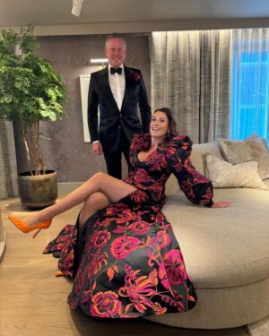 Jill Johnson Instagram - Tänk vad vi får vara med om!
I går var vi inbjudna till 
”The Perfect World Foundation Award”, som årligen tilldelar en profil som använt sin röst på ett betydande vis för att skydda världens vilda djur och natur, det prestigefyllda ”Djur -och naturpriset ! I närvaro av Duchess of York, tilldelades priset The One & Only, Ellie Goulding! 

Jag var en del av underhållningen och i gott sällskap av Peter Jöback, Charlotte Perrelli, Martin Stenmark, Karin Funk, Tusse, ”Larger Than Life”, ”Tapas 7” och ”The Wulfson quartet”! Stämningen i salen var något alldeles extra igår kväll, och samtliga framträdanden tog bokstavligen andan ur oss!

Duchess of York, Ellie Goulding, 
”The Perfect World Foundation” We offer our warmest gratitude for an unforgettable evening.

Mattias och jag blev förärade Lars Wallin-sviten på Radisson Blu, så otroligt vackert inredd, så lyxig, mysig, elegant och extra allt! Tack all underbar personal som pysslat med oss, ni är så fina♥️!

Tack till ljuvliga Hagabadet på drottningtorget för morgonens överraskning💕🙏🏼. Vi känner oss som nya✨🙌🏻!

Klänningen @larswallindesigner ✨💃🏽
Smink 💄 @nilsmua 
Projektledare @pimhjelmstierna @freebirdentertainmentab 
The Man @mikaelgordonsolfors