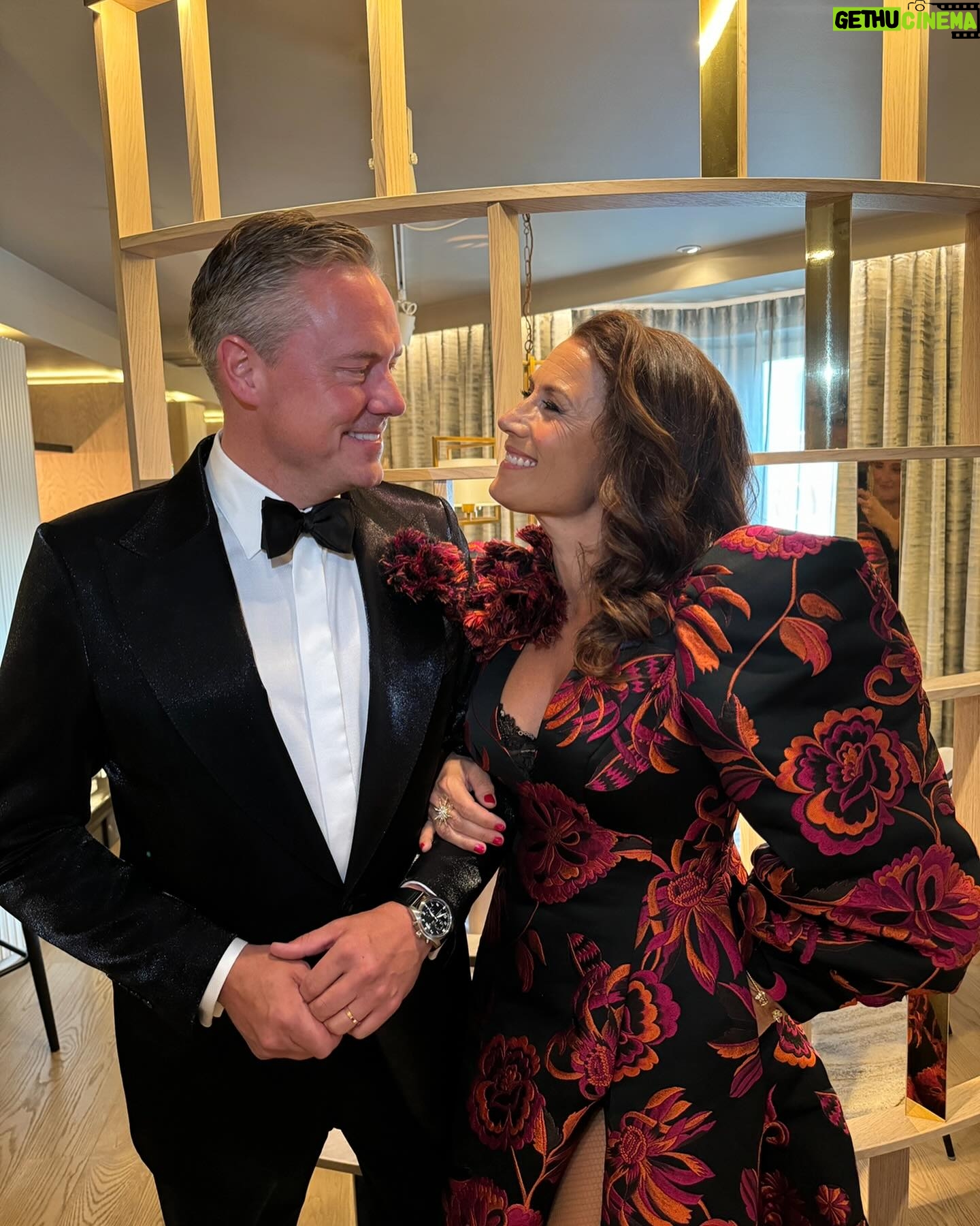 Jill Johnson - 10.5K Likes - Tänk vad vi får vara med om!
I går var vi inbjudna till
”The Perfect World Foundation Award”, som årligen tilldelar en profil som använt sin röst på ett betydande vis för att skydda världens vilda djur och natur, det prestigefyllda ”Djur -och naturpriset ! I närvaro av Duchess of York, tilldelades priset The One & Only, Ellie Goulding!
Jag var en del av underhållningen och i gott sällskap av Peter Jöback, Charlotte Perrelli, Martin Stenmark, Karin Funk, Tusse, ”Larger Than Life”, ”Tapas 7” och ”The Wulfson quartet”! Stämningen i salen var något alldeles extra igår kväll, och samtliga framträdanden tog bokstavligen andan ur oss!
Duchess of York, Ellie Goulding,
”The Perfect World Foundation” We offer our warmest gratitude for an unforgettable evening.
Mattias och jag blev förärade Lars Wallin-sviten på Radisson Blu, så otroligt vackert inredd, så lyxig, mysig, elegant och extra allt! Tack all underbar personal som pysslat med oss, ni är så fina♥️!
Tack till ljuvliga Hagabadet på drottningtorget för morgonens överraskning💕🙏🏼. Vi känner oss som nya✨🙌🏻!
Klänningen @larswallindesigner ✨💃🏽
Smink 💄 @nilsmua
Projektledare @pimhjelmstierna @freebirdentertainmentab
The Man @mikaelgordonsolfors