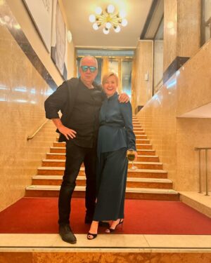 Jitka Schneiderová Instagram - Jsem šťastná. Premiéra Nočních spojů 🔗 se povedla! Přijetí a ohlasy jsou krásný a my jsme za to opravdu vděční. Váš premiérový potlesk byl tou největší odměnou. ❤️ Děkujeme! Rodino a kamarádi, díky, za obrovskou podporu.🤍 Měla jsem strašnou trému. Však vy víte. ☺️ Zkoušet úplně novou, nevyzkoušenou hru je vždycky dobrodružství a nikdy nevíte, jak to dopadne. Sešli jsme se silný osobnosti ve všech oborech a sedlo nám to. Našli jsme klíč.💥 Přijďte se pobavit a pocítit náš příběh. Noční spoje jsou chytré a citlivé. Děkujeme Viliam Klimáček ✨ Kamarádi z jeviště i za ním, moc děkuju vám všem, kteří za tuhle finální radost můžete! 🤍🔗 ♥️ @studio.dva @hruby_michal @darinaabrahamova @anka.siskova #karelroden @stepan_benoni @andrijana_trpkovic Samuel D.Abrahám @gabriela_prochazka Gabriela Poledníková, Zuzana Němečková, Dan a Pavel, Lukáš Pondělíček, Martin Šichan, Radka Faltusova #premiéra #nočníspoje #divadlo #studiodva #dobrejoddíl 🤍 A ten úžasnej kostýmek mi ušila @zuzanakubickova 🫶🏻