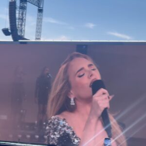 Jitka Schneiderová Instagram - Na tenhle dárek nezapomenu! 🤍 Adele uhranula jsi nás, rozbrečela a xkrát rozesmála. Byl to neuvěřitelnej zážitek! Na živo odzpívat sama 2 hodiny koncertu těžkých písniček v kvalitě jak z nahrávky umí jen málokdo! Wow!! 🌟 Adele je star, u které máš pocit, že jsi na koncertě dlouholetý kámošky. Thank you so much @adele 🖤 #bestconcert #megatalent #adele