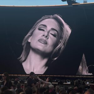 Jitka Schneiderová Instagram - Na tenhle dárek nezapomenu! 🤍 Adele uhranula jsi nás, rozbrečela a xkrát rozesmála. Byl to neuvěřitelnej zážitek! Na živo odzpívat sama 2 hodiny koncertu těžkých písniček v kvalitě jak z nahrávky umí jen málokdo! Wow!! 🌟 Adele je star, u které máš pocit, že jsi na koncertě dlouholetý kámošky. Thank you so much @adele 🖤 #bestconcert #megatalent #adele