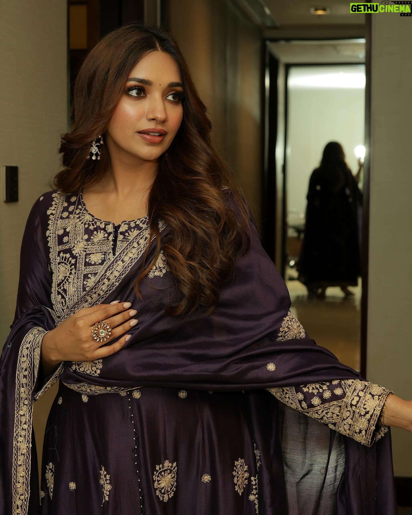 Jiya Shankar - 1.3 Million Likes - Tell me why ?