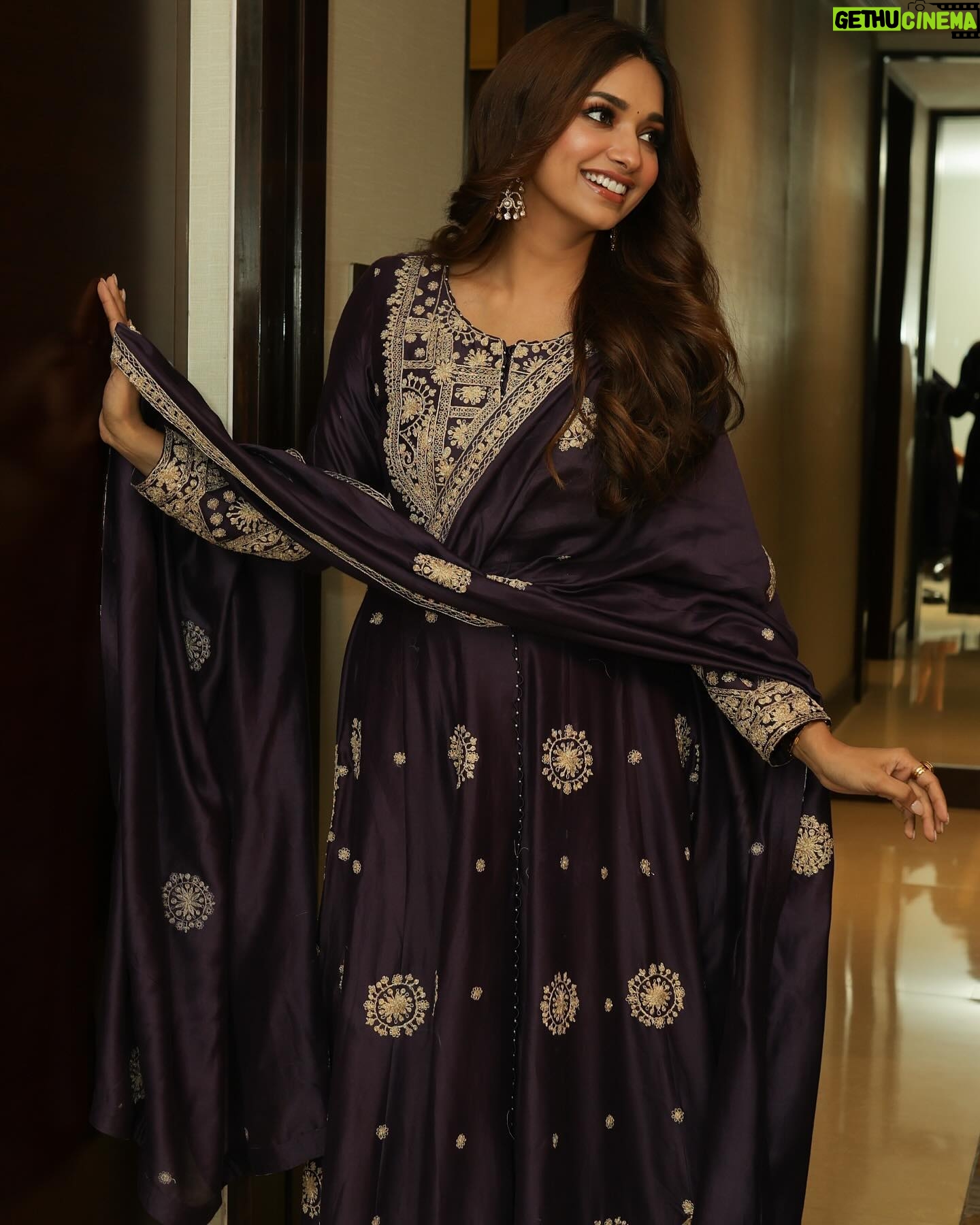 Jiya Shankar - 1.3 Million Likes - Tell me why ?