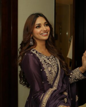 Jiya Shankar Instagram - Tell me why ?