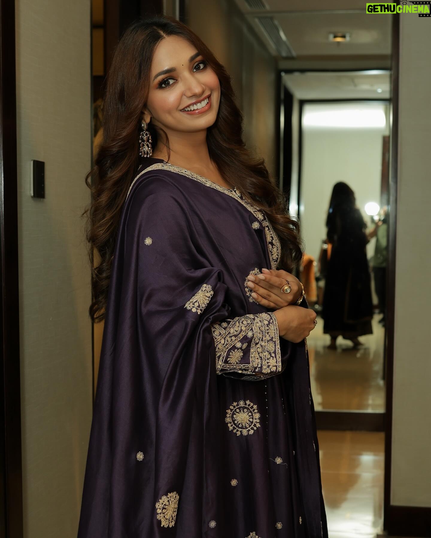Jiya Shankar - 1.3 Million Likes - Tell me why ?