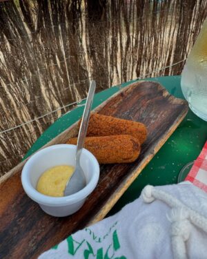 Joana Araújo Instagram - Sábados bons para desbravar as terras de #bucelas 
.
@chaodoprado um almoço maravilhoso com uma companhia incrível 🥂
.
#makeup e #companhiaincrivel @martacruz_makeup_