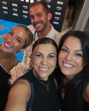 Joana Araújo Instagram - Minha Maria 🩷 Hoje, na antestreia do documentário da nossa @maria_cerqueira_gomes Muito sucesso meu amor!!!
.
Entre amigos e colegas, sorrisos e gargalhadas 🫶🏽
