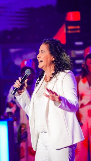 Joanna Instagram - JOANNA maravilhosa cantando esse hit de todas as gerações 😍💜👑🎉 #XobeoXom #Caldeirão