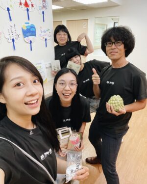 Joanne Yang Instagram - 這天是洪桑的最後一堂課
大家準備了卡片和禮物送來送去🥳
大家好可愛～

竹田老師買了《聽海湧》的衣服送給大家🥰
みんな波の音色の服を着ています♪

好難唸👅打結🪢

#蕎的日文課 
#聽海湧