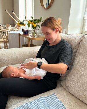 Johanna Puhakka Instagram - Hyvää yrittäjän päivää, tälleen päivän myöhässä hehh😁💕

Minä, mun molemmat vanhemmat, siskot sekä puoliso ollaan kaikki yrittäjiä. Se yleinen läppä siitä et yrittäjän polku on raskas ja kivinen ja AI KAUHEETA on tietyllä tapaa paikkansapitävä, on paaljon kaikenlaista säätöä ja selvittelyä plus tietty ainainen epävarmuus kaikesta tulevasta (erityisesti kun tekee luovaa työtä🤭) mut se kolikon kääntöpuoli, bright side ja hopeareunus, se on kaikki todellakin sen arvoista❤️

Vapaus mitä yrittäjänä oleminen tuo on mahtavaa, enkä haluaisi vaihtaa sitä mihinkään. Omien vahvuuksien valjastaminen työksi vaatii myös rohkeutta ja paksua nahkaa sekä paksut peltorit jotta epäilijöiden ja ”ei kannata” -negistelijöiden kommentit ei mee liikaa ihon alle🦁👏🏼 Oon onnekas että oon saanut monista yhteistyökumppaneista ja fellow yrittäjämimmeistä ystäviä ja läheisiä ihmisiä elämään ja haluunkin nyt nostaa muutamia heistä framille jotta tekin pääsisitte tutustumaan heidän ihaniin palveluihin!💕🌸

1. Tuotiin vauvat ekaa kertaa meidän työhuoneelle, viihtyivät vain hetken😂

2. & 3. @christellavenius 💕 Maailman ihanin ja empaattisin, minuakin hoitamisen saloihin opettanut ihana energiahoitaja!

4. @binasfoto nappasi meistä todella kauniit perhekuvat💕

5. & 6. Mun ripset minttiin laittaa aivan ihana @suviannin 💕

7. Rakas ystäväni @pinjawaris @wariophysics hoitelee kuntoon niin jumit aikuisissa kuin vauvoissakin 😍

8. @bakerika_ teki suussasulavat tarjoilut meidän Gender Reveal juhliin 😍🎂

9. @heidihetemaki taikoo hiuksista aina ihanat😍
10. @charmoniespa ’sta saa aina kuultavan ihon🥹✨
11. @anu.uusipulkamo Ystävä ja naapuri joka loihtii meikit ja stailaukset mihin vaan😍

12. Mun paras ystävä ja rakas pikkusisko, @puhakkaeveliina stailaa (ja bailaa🤣) mielettömän hyvin, tekee loistavaa somea itse sekä. useille asiakkailleen ja on ollut mieletön tiimiläinen. Kenenkään kanssa ei oo niin hauskaa tehdä töitä kun Even😂❤️🙏🏼

P.s. Miten hassulta toi ykköskuva näyttää omaan silmään kun on vaan YKSI vauva sylissä??! Mutta ei hätää, toinenkin toveri oli paikalla, hänellä oli vaan kuvanottohetkellä kauneusunet kesken😘😌