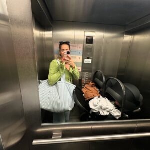 Johanna Puhakka Instagram - previously on 🫧👶🏼👶🏼🫧

1. Vaunulenkit all day everyday! 
Meidän vaunut on Bugaboon donkey twinit! Näitä on näppärä työntää ja irrotella osia et mahdutaan hissiin 🥰 vaunut yhteistyössä @wauvakauppa @bugaboo.nordics 🤎

2. Iltauinti vibes 
3. Bebes on cloud 9 after @pinjawaris osteopaattinen hieronta
4. Auringonkukkia asuntonäyttöä varten 🌻🌻🌻
5. Fam from Korso & Argentina 🇦🇷❤️
6. ISO haukotus😂
7. luksushetki, näinkin isosti panostettu aamiainen! 
8. Sukkapuoli
9. Ihanat naiset visiitillä ❤️
10. Väsyneitä ukkeleita
11. Muikeena koska vihdoin RIPSIHUOLTO AHHH
12. Neuvolaan hip heii!! Samat vaunut mut kun 1. kuvassa mut adapterin kaa saa kätevästi kiinni noi Cybexin turvakaukalot, mahduttiin neuvolan hissiin (nippa nappa tho😅👋🏼) 
13. Uninen esikoinen ja ihanat värit 🧡💜🧡💜
