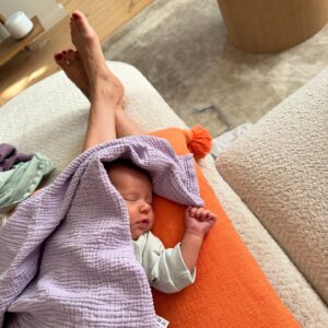 Johanna Puhakka Instagram - previously on 🫧👶🏼👶🏼🫧

1. Vaunulenkit all day everyday! 
Meidän vaunut on Bugaboon donkey twinit! Näitä on näppärä työntää ja irrotella osia et mahdutaan hissiin 🥰 vaunut yhteistyössä @wauvakauppa @bugaboo.nordics 🤎

2. Iltauinti vibes 
3. Bebes on cloud 9 after @pinjawaris osteopaattinen hieronta
4. Auringonkukkia asuntonäyttöä varten 🌻🌻🌻
5. Fam from Korso & Argentina 🇦🇷❤️
6. ISO haukotus😂
7. luksushetki, näinkin isosti panostettu aamiainen! 
8. Sukkapuoli
9. Ihanat naiset visiitillä ❤️
10. Väsyneitä ukkeleita
11. Muikeena koska vihdoin RIPSIHUOLTO AHHH
12. Neuvolaan hip heii!! Samat vaunut mut kun 1. kuvassa mut adapterin kaa saa kätevästi kiinni noi Cybexin turvakaukalot, mahduttiin neuvolan hissiin (nippa nappa tho😅👋🏼) 
13. Uninen esikoinen ja ihanat värit 🧡💜🧡💜