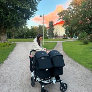 Johanna Puhakka Instagram - previously on 🫧👶🏼👶🏼🫧

1. Vaunulenkit all day everyday! 
Meidän vaunut on Bugaboon donkey twinit! Näitä on näppärä työntää ja irrotella osia et mahdutaan hissiin 🥰 vaunut yhteistyössä @wauvakauppa @bugaboo.nordics 🤎

2. Iltauinti vibes 
3. Bebes on cloud 9 after @pinjawaris osteopaattinen hieronta
4. Auringonkukkia asuntonäyttöä varten 🌻🌻🌻
5. Fam from Korso & Argentina 🇦🇷❤️
6. ISO haukotus😂
7. luksushetki, näinkin isosti panostettu aamiainen! 
8. Sukkapuoli
9. Ihanat naiset visiitillä ❤️
10. Väsyneitä ukkeleita
11. Muikeena koska vihdoin RIPSIHUOLTO AHHH
12. Neuvolaan hip heii!! Samat vaunut mut kun 1. kuvassa mut adapterin kaa saa kätevästi kiinni noi Cybexin turvakaukalot, mahduttiin neuvolan hissiin (nippa nappa tho😅👋🏼) 
13. Uninen esikoinen ja ihanat värit 🧡💜🧡💜
