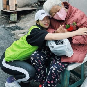 Johyun Instagram - 설레는 마음으로 날라왔습니다 
몇년을 봐도 여전히 고우시고 멋지십니다! 청춘이신 울 할무니 할아부지 :)
반갑게 반겨주시고 좋은 덕담도 감사했어요 오래오래 건강하세요 저 또 올게요
🌺 #0508 #사랑합니다 #감사합니다