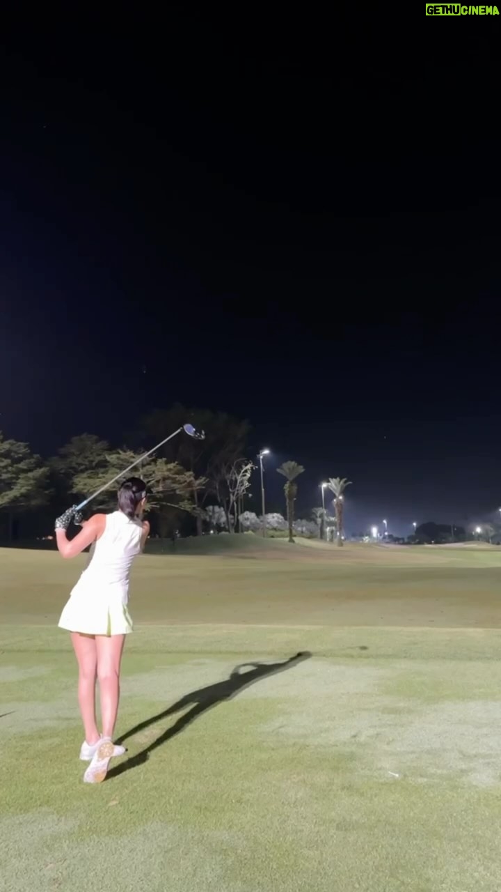Jojo Goh - 482 Likes - Here’s to my first night golf experience! If you notice me panting that’s because this was also my first buggy on track experience without the help of caddies, I must have burnt 2000 calories since my balls were 80% of the time at the opposite side of the track. I ran, a lot lol.
我的初夜献给你了 @ferlyngofficial ,要负责任哦 😇
Course tips and awesome videos and cheer leading and commentator credit to @lipgolf , arigatou!