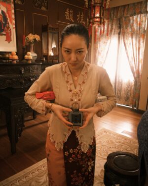 Jojo Goh Instagram - 尖了又圆，圆了再尖的四个月，#小娘惹之翡翠山 张家大媳妇 #李淑玉 先下岗，回头见！

@mediacorp.re.dian