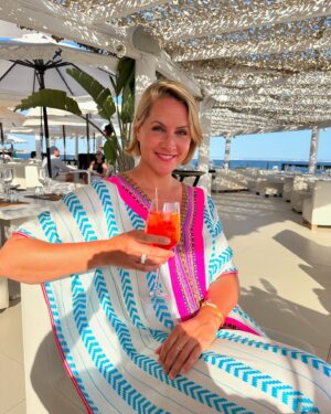 Judith Rakers Instagram - Kommt ihr mit nach Mallorca? Heute Abend um 20.15 Uhr im NDR-Fernsehen. Viele Reisetipps, bekannte Orte, Geheimtipps und die Frage: Wie kann nachhaltiger Tourismus auf dieser Trauminsel aussehen? Jan Hofer ist auch dabei 😍… und ich bin in eine Höhle getaucht. SPEKTAKULÄR!!! Mein TV-Tipp für heute Abend: „Wunderschön - Mallorca. Insel der Sehnsucht“ ❤️ #reisereportage #wunderschön #wanderlust #urlaubsinspiration #Mallorca #NDR @bavaria_entertainment @ardmediathek
