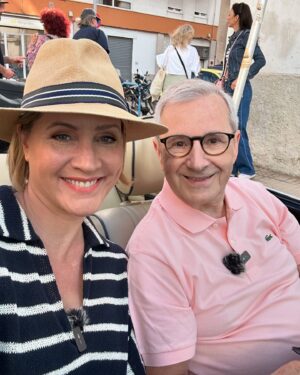 Judith Rakers Instagram - Kommt ihr mit nach Mallorca? Heute Abend um 20.15 Uhr im NDR-Fernsehen. Viele Reisetipps, bekannte Orte, Geheimtipps und die Frage: Wie kann nachhaltiger Tourismus auf dieser Trauminsel aussehen? Jan Hofer ist auch dabei 😍… und ich bin in eine Höhle getaucht. SPEKTAKULÄR!!! Mein TV-Tipp für heute Abend: „Wunderschön - Mallorca. Insel der Sehnsucht“ ❤️ #reisereportage #wunderschön #wanderlust #urlaubsinspiration #Mallorca #NDR @bavaria_entertainment @ardmediathek