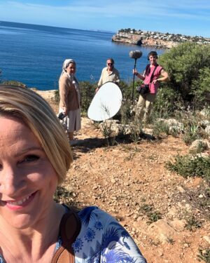Judith Rakers Instagram - Kommt ihr mit nach Mallorca? Heute Abend um 20.15 Uhr im NDR-Fernsehen. Viele Reisetipps, bekannte Orte, Geheimtipps und die Frage: Wie kann nachhaltiger Tourismus auf dieser Trauminsel aussehen? Jan Hofer ist auch dabei 😍… und ich bin in eine Höhle getaucht. SPEKTAKULÄR!!! Mein TV-Tipp für heute Abend: „Wunderschön - Mallorca. Insel der Sehnsucht“ ❤️ #reisereportage #wunderschön #wanderlust #urlaubsinspiration #Mallorca #NDR @bavaria_entertainment @ardmediathek