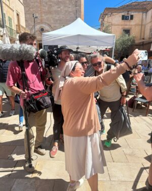 Judith Rakers Instagram - Kommt ihr mit nach Mallorca? Heute Abend um 20.15 Uhr im NDR-Fernsehen. Viele Reisetipps, bekannte Orte, Geheimtipps und die Frage: Wie kann nachhaltiger Tourismus auf dieser Trauminsel aussehen? Jan Hofer ist auch dabei 😍… und ich bin in eine Höhle getaucht. SPEKTAKULÄR!!! Mein TV-Tipp für heute Abend: „Wunderschön - Mallorca. Insel der Sehnsucht“ ❤️ #reisereportage #wunderschön #wanderlust #urlaubsinspiration #Mallorca #NDR @bavaria_entertainment @ardmediathek