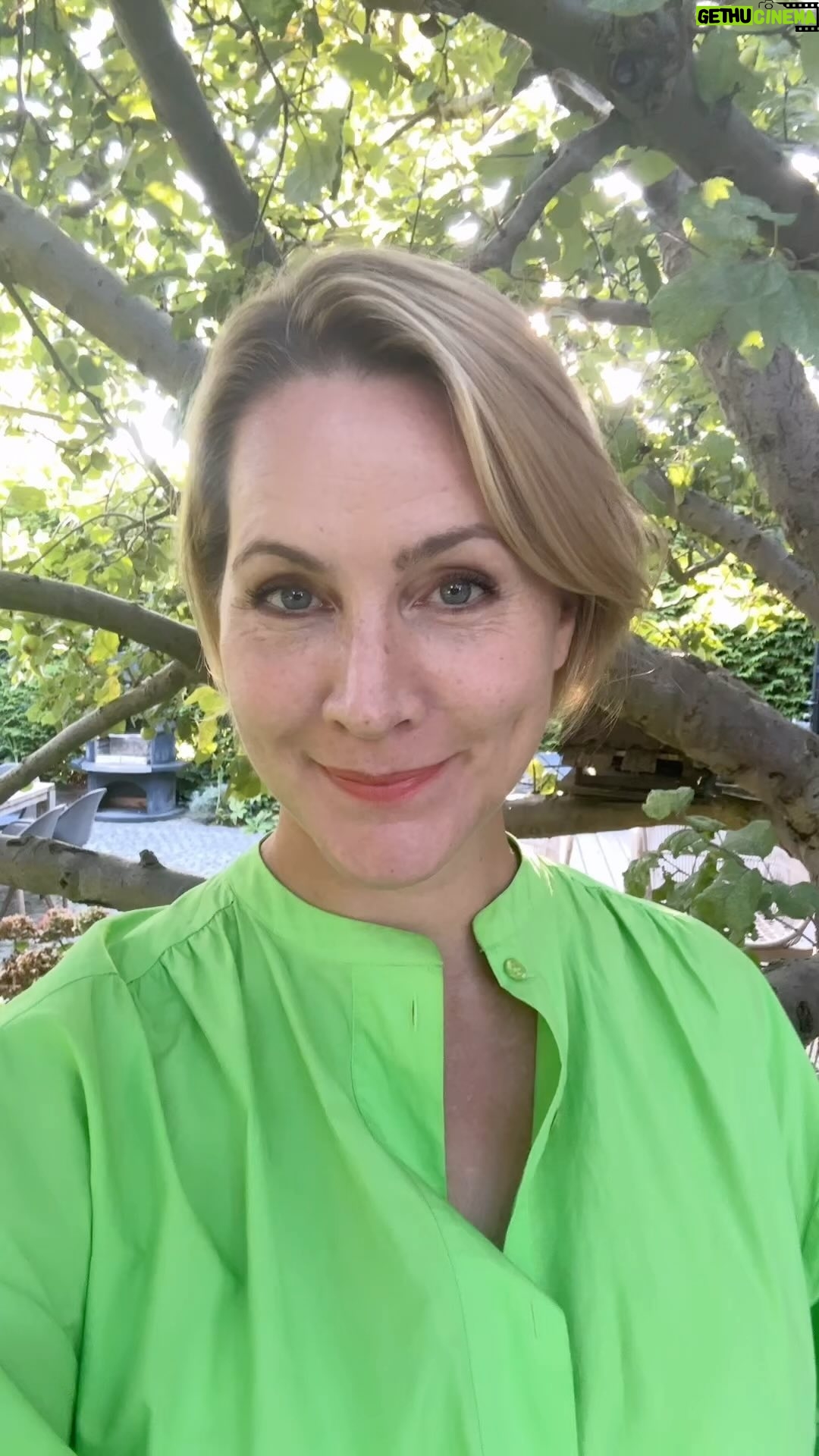 Judith Rakers - 13.8K Likes - Wir haben gewonnen!!! 🥳🥰Der Deutsche Spielzeugpreis in der Kategorie „Alles fürs Kinderherz“ geht dieses Jahr an meinen Experimentierkasten „Meine erste Farm“ 💚 !! Den Experimentierkasten, den ich gemeinsam mit dem @kosmos_verlag entwickelt habe. Spielerisch können Kinder von 6-12 Jahren hier Natur und gesunde Ernährung entdecken, Gemüse anbauen, Hühner ins Herz schließen und einfach richtig viel (sinnvollen) Spaß haben. Ich freu mich so !!💚 Und ich bin so froh, dass ich mich getraut habe, mit meiner Idee an den Verlag heranzutreten… Was für eine wunderbare Nachricht!! Danke!!! #deutscherspielzeugpreis #allesfürskinderherz #meineersteFarm #experimentierkasten #danke