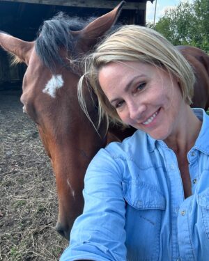 Judith Rakers Instagram - „Sag mal Hallo!“ - Charlie und Sazou endlich wieder zusammen 🐴🐴❤️❤️ #motherandson #charliechocolate #Hengstfohlen2021 #holsteinerhorse #sazoumeinmädchen #partnerincrime