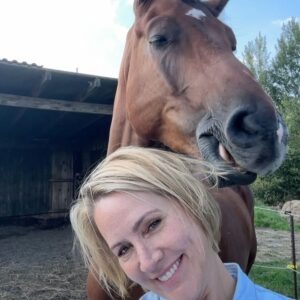 Judith Rakers Instagram - „Sag mal Hallo!“ - Charlie und Sazou endlich wieder zusammen 🐴🐴❤️❤️ #motherandson #charliechocolate #Hengstfohlen2021 #holsteinerhorse #sazoumeinmädchen #partnerincrime