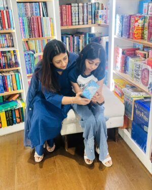 Juhi Parmar Instagram - Dad’s birthday celebrations one day late but what a memorable day! From starting the morning amidst books to a lovely lunch and then watching the most beautiful story of Krishna. I’m at loss of words as my emotions overflowed in the form of goosebumps and tears as I couldn’t believe the beautiful spectacle in front of me. #Rajadhiraaj was truly beautiful and what a way to celebrate with family. The cherry on top, when @huseinkk and I bumped into each other. The smiles say it all! What a day, what beautiful memories 🤩
.
.
.
#familytime #krishna #birthdaycelebrations #krishnalove #nmacc #play