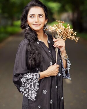 Jui Gadkari Instagram - Black is the colour of elegance!

Blacked in @bunaai 
Hair- @sanjana_patil165 
Asstd by- @its.alvina_ 
Makeup- by me
Captured by- @bhim.gaikwad @chitr_sparsh @chinmayyelve7 

#juigadkari #marathimulgi #actress #sayali #ttm #black #bunaai