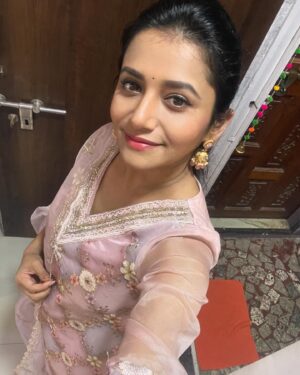 Jui Gadkari Instagram - गणपती बाप्पा मोरया 💐🙏😇 

#juigadkari #family #ganpati #festival #india #tradition #marathimulgi #actress