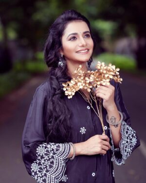 Jui Gadkari Instagram - Black is the colour of elegance!

Blacked in @bunaai 
Hair- @sanjana_patil165 
Asstd by- @its.alvina_ 
Makeup- by me
Captured by- @bhim.gaikwad @chitr_sparsh @chinmayyelve7 

#juigadkari #marathimulgi #actress #sayali #ttm #black #bunaai