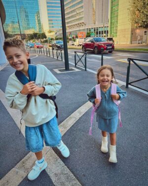 Julia Flabat Instagram - Happy birthday mon grand garçon ! 🎉🥳🎂
Et bonne rentrée à vous 2  mes amours 🏫💼
Et bonnes vacances(oups) Rentrée aux parents 😅😂🤣

Oui pas cool de rentrer à l’école le jour de son anniv chaque année , mais dans un sens ça lui permet de faire une rentrée joyeuse, avec tout le monde qui vient lui parler et lui souhaiter un bon anniversaire . 😊😊
Lui ça ne le dérange pas et il était même plutôt content d’aller en CE1 ce matin ! 

En revanche Ella, c’était une autre histoire pour sa rentrée chez les moyens (j’ai découvert que mon tel filmait dans ma poche pendant qu’on découvrait sa classe et on peut l’entendre nous dire : « reste avec moi maman, papa tu restes avec moi » dernière vidéo 😅) ma petite choupie , mais je suis fière elle n’a pas pleuré même si elle a faillit lorsqu’on a dû partir ! 

Hâte qu’ils me racontent comment ça s’est passé ce soir. En attendant , je vais quand même profiter de cette journée de calme 😁 

Bonne rentrée à tous 🤍