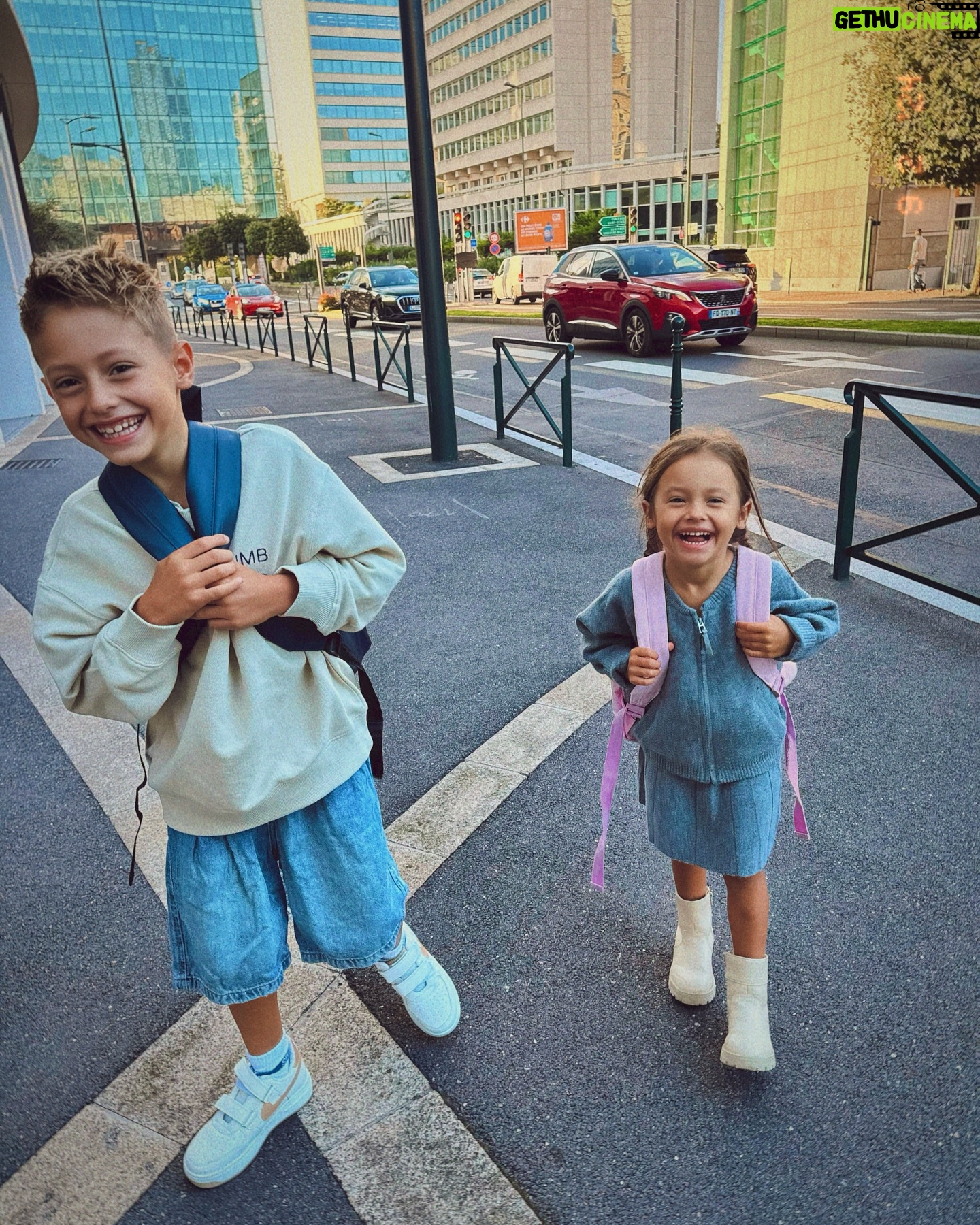 Julia Flabat - 31.9K Likes - Happy birthday mon grand garçon ! 🎉🥳🎂
Et bonne rentrée à vous 2 mes amours 🏫💼
Et bonnes vacances(oups) Rentrée aux parents 😅😂🤣
Oui pas cool de rentrer à l’école le jour de son anniv chaque année , mais dans un sens ça lui permet de faire une rentrée joyeuse, avec tout le monde qui vient lui parler et lui souhaiter un bon anniversaire . 😊😊
Lui ça ne le dérange pas et il était même plutôt content d’aller en CE1 ce matin !
En revanche Ella, c’était une autre histoire pour sa rentrée chez les moyens (j’ai découvert que mon tel filmait dans ma poche pendant qu’on découvrait sa classe et on peut l’entendre nous dire : « reste avec moi maman, papa tu restes avec moi » dernière vidéo 😅) ma petite choupie , mais je suis fière elle n’a pas pleuré même si elle a faillit lorsqu’on a dû partir !
Hâte qu’ils me racontent comment ça s’est passé ce soir. En attendant , je vais quand même profiter de cette journée de calme 😁
Bonne rentrée à tous 🤍