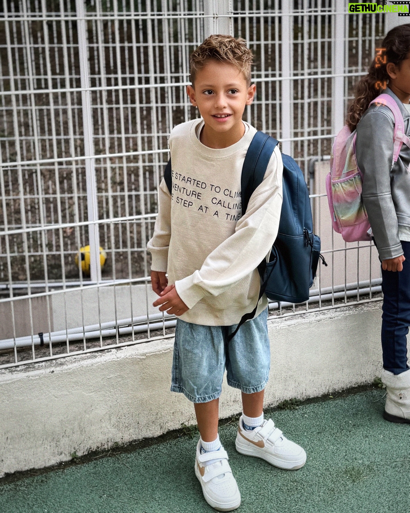 Julia Flabat - 31.9K Likes - Happy birthday mon grand garçon ! 🎉🥳🎂
Et bonne rentrée à vous 2 mes amours 🏫💼
Et bonnes vacances(oups) Rentrée aux parents 😅😂🤣
Oui pas cool de rentrer à l’école le jour de son anniv chaque année , mais dans un sens ça lui permet de faire une rentrée joyeuse, avec tout le monde qui vient lui parler et lui souhaiter un bon anniversaire . 😊😊
Lui ça ne le dérange pas et il était même plutôt content d’aller en CE1 ce matin !
En revanche Ella, c’était une autre histoire pour sa rentrée chez les moyens (j’ai découvert que mon tel filmait dans ma poche pendant qu’on découvrait sa classe et on peut l’entendre nous dire : « reste avec moi maman, papa tu restes avec moi » dernière vidéo 😅) ma petite choupie , mais je suis fière elle n’a pas pleuré même si elle a faillit lorsqu’on a dû partir !
Hâte qu’ils me racontent comment ça s’est passé ce soir. En attendant , je vais quand même profiter de cette journée de calme 😁
Bonne rentrée à tous 🤍