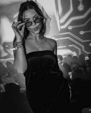 Júlia Gomes Instagram - disco night at @winter_play 🪩✨🖤