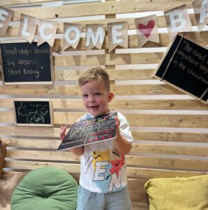 Julia Paredes Instagram - Notre petit prince est rentré en première année de maternelle, mais toujours à @odysseynurserymeydan @officialodysseynursery car ils font FS1 et FS2 l’équivalent de la petite et moyenne section . Ça permet à Vittorio de rester dans son élément avec sa maîtresse et en plus, cerise sur le gâteau, cette année il a sa Lili avec lui 🥰 (faites défiler les photos). 
Dans cette nursery ils prennent soin de lui, lui donne beaucoup d’amour et un très bon apprentissage par le jeu avec la pédagogie  Reggio . Bref on adore cet endroit et notre petit Vitto aussi ❤️
#nursery#backtoschool#reggio#odyssey#meydan#kids#son#dubai#collaboration