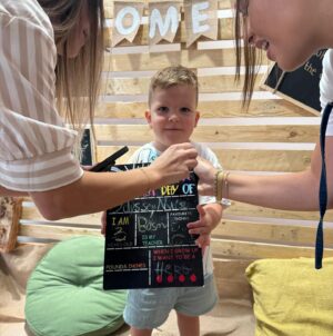 Julia Paredes Instagram - Notre petit prince est rentré en première année de maternelle, mais toujours à @odysseynurserymeydan @officialodysseynursery car ils font FS1 et FS2 l’équivalent de la petite et moyenne section . Ça permet à Vittorio de rester dans son élément avec sa maîtresse et en plus, cerise sur le gâteau, cette année il a sa Lili avec lui 🥰 (faites défiler les photos). 
Dans cette nursery ils prennent soin de lui, lui donne beaucoup d’amour et un très bon apprentissage par le jeu avec la pédagogie  Reggio . Bref on adore cet endroit et notre petit Vitto aussi ❤️
#nursery#backtoschool#reggio#odyssey#meydan#kids#son#dubai#collaboration