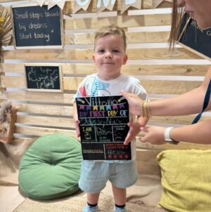 Julia Paredes Instagram - Notre petit prince est rentré en première année de maternelle, mais toujours à @odysseynurserymeydan @officialodysseynursery car ils font FS1 et FS2 l’équivalent de la petite et moyenne section . Ça permet à Vittorio de rester dans son élément avec sa maîtresse et en plus, cerise sur le gâteau, cette année il a sa Lili avec lui 🥰 (faites défiler les photos). 
Dans cette nursery ils prennent soin de lui, lui donne beaucoup d’amour et un très bon apprentissage par le jeu avec la pédagogie  Reggio . Bref on adore cet endroit et notre petit Vitto aussi ❤️
#nursery#backtoschool#reggio#odyssey#meydan#kids#son#dubai#collaboration
