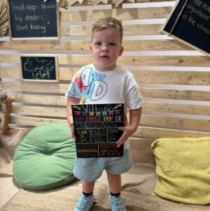 Julia Paredes Instagram - Notre petit prince est rentré en première année de maternelle, mais toujours à @odysseynurserymeydan @officialodysseynursery car ils font FS1 et FS2 l’équivalent de la petite et moyenne section . Ça permet à Vittorio de rester dans son élément avec sa maîtresse et en plus, cerise sur le gâteau, cette année il a sa Lili avec lui 🥰 (faites défiler les photos). 
Dans cette nursery ils prennent soin de lui, lui donne beaucoup d’amour et un très bon apprentissage par le jeu avec la pédagogie  Reggio . Bref on adore cet endroit et notre petit Vitto aussi ❤️
#nursery#backtoschool#reggio#odyssey#meydan#kids#son#dubai#collaboration