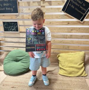 Julia Paredes Instagram - Notre petit prince est rentré en première année de maternelle, mais toujours à @odysseynurserymeydan @officialodysseynursery car ils font FS1 et FS2 l’équivalent de la petite et moyenne section . Ça permet à Vittorio de rester dans son élément avec sa maîtresse et en plus, cerise sur le gâteau, cette année il a sa Lili avec lui 🥰 (faites défiler les photos). 
Dans cette nursery ils prennent soin de lui, lui donne beaucoup d’amour et un très bon apprentissage par le jeu avec la pédagogie  Reggio . Bref on adore cet endroit et notre petit Vitto aussi ❤️
#nursery#backtoschool#reggio#odyssey#meydan#kids#son#dubai#collaboration