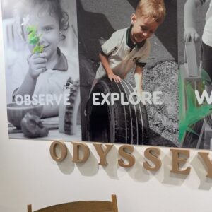 Julia Paredes Instagram - Notre petit prince est rentré en première année de maternelle, mais toujours à @odysseynurserymeydan @officialodysseynursery car ils font FS1 et FS2 l’équivalent de la petite et moyenne section . Ça permet à Vittorio de rester dans son élément avec sa maîtresse et en plus, cerise sur le gâteau, cette année il a sa Lili avec lui 🥰 (faites défiler les photos). 
Dans cette nursery ils prennent soin de lui, lui donne beaucoup d’amour et un très bon apprentissage par le jeu avec la pédagogie  Reggio . Bref on adore cet endroit et notre petit Vitto aussi ❤️
#nursery#backtoschool#reggio#odyssey#meydan#kids#son#dubai#collaboration